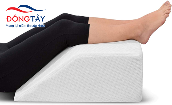 Kê cao chân khi ngủ là cách giảm phù tốt nhất khi dùng thuốc Amlor 5mg